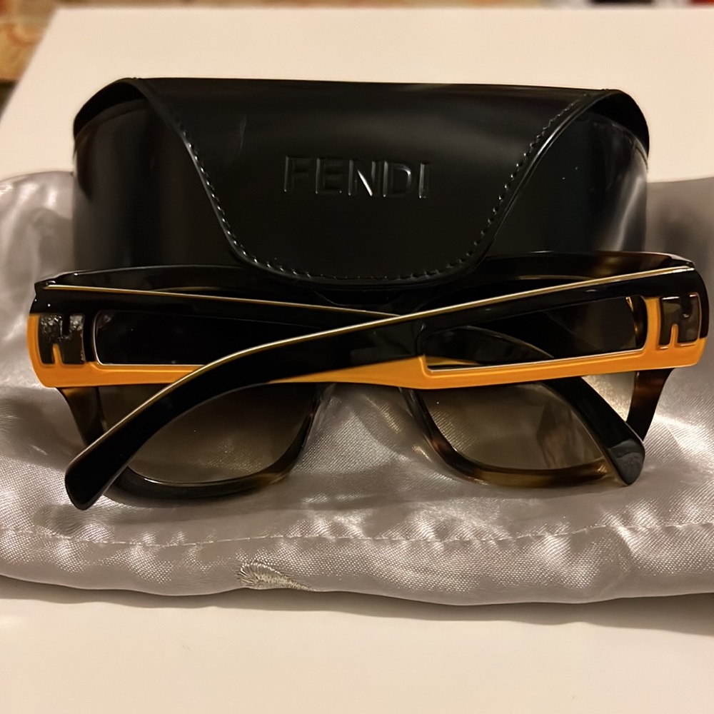 FENDI - Picture 2 of 3